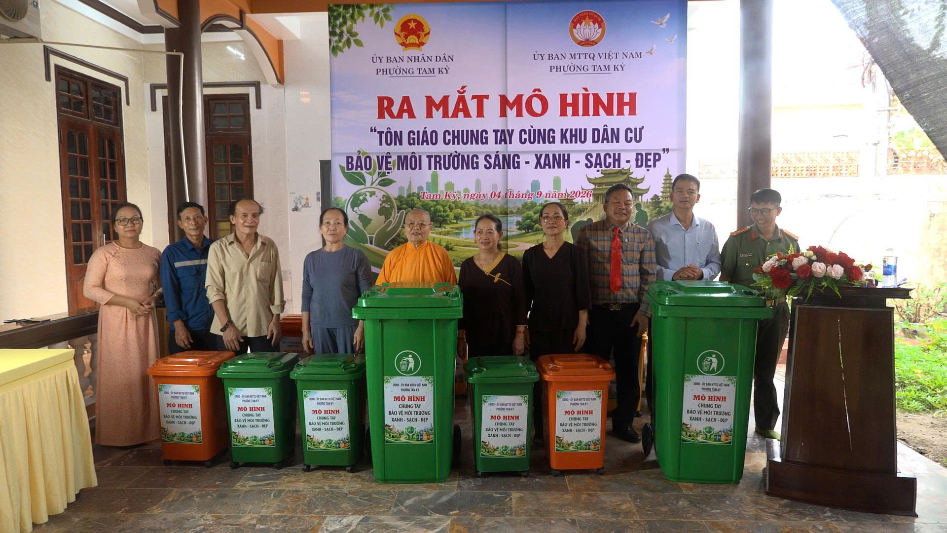 42 thùng rác, trị giá 12 triệu đồng, được trao tặng cho bà con nhân dân