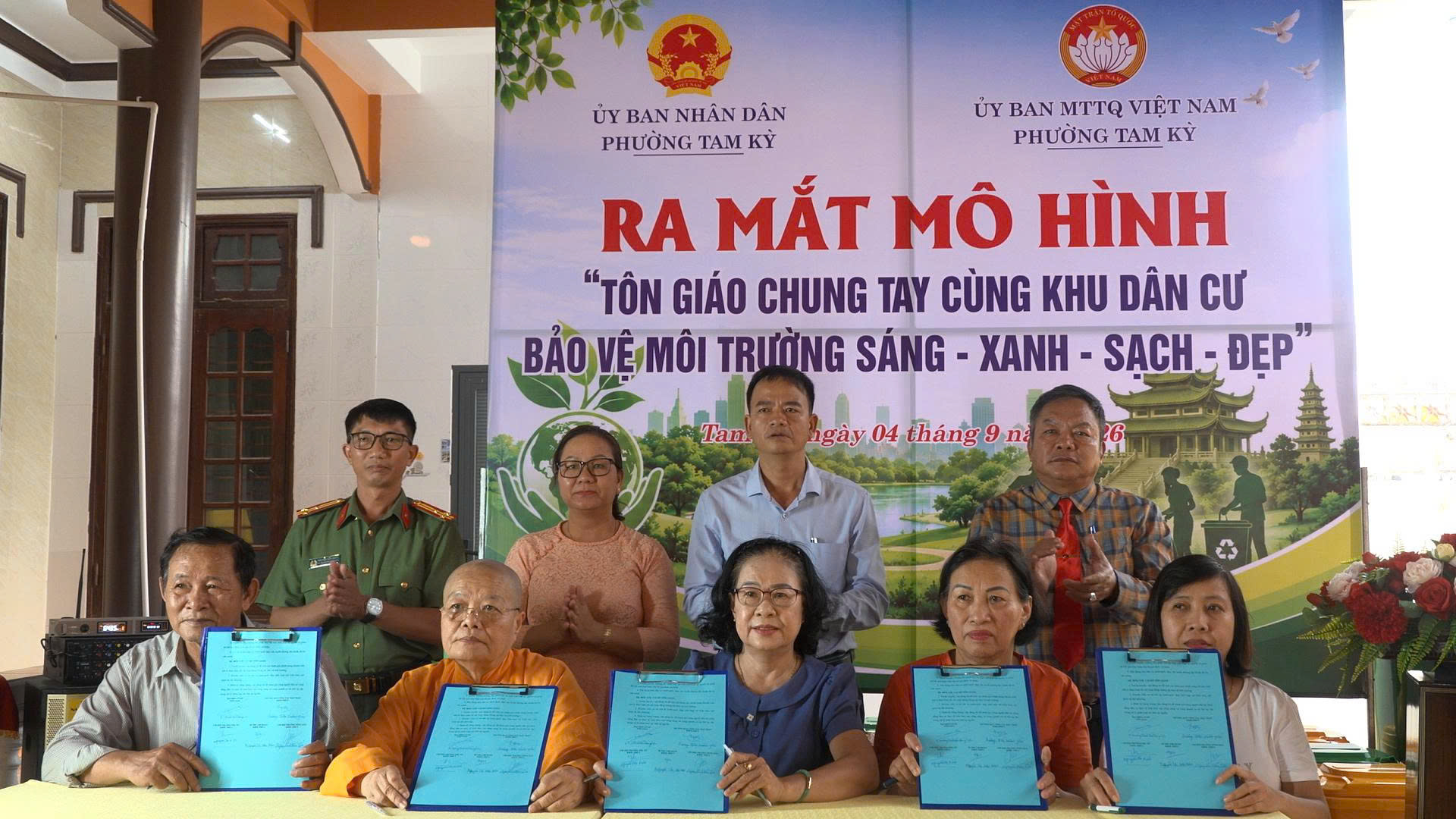 Đại diện Tịnh xá Ngọc Kỳ và các Tổ đoàn kết Khối phố 5 ký cam kết phối hợp thực hiện